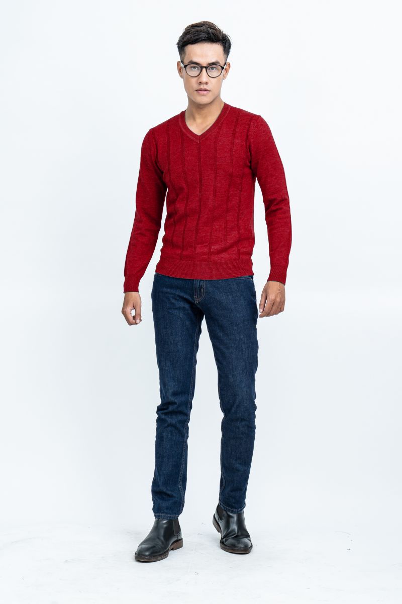 Áo len nam Novelty regular fit cổ tim dệt sọc màu đỏ đô NALMMDNACR180568I