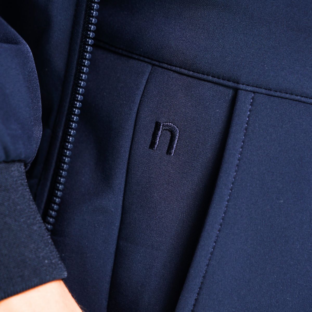 BỘ THỂ THAO NAM NOVELTY REGULAR FIT ÁO CỔ BOMBER MÀU XANH ĐEN NBTMMDMPSR250578B