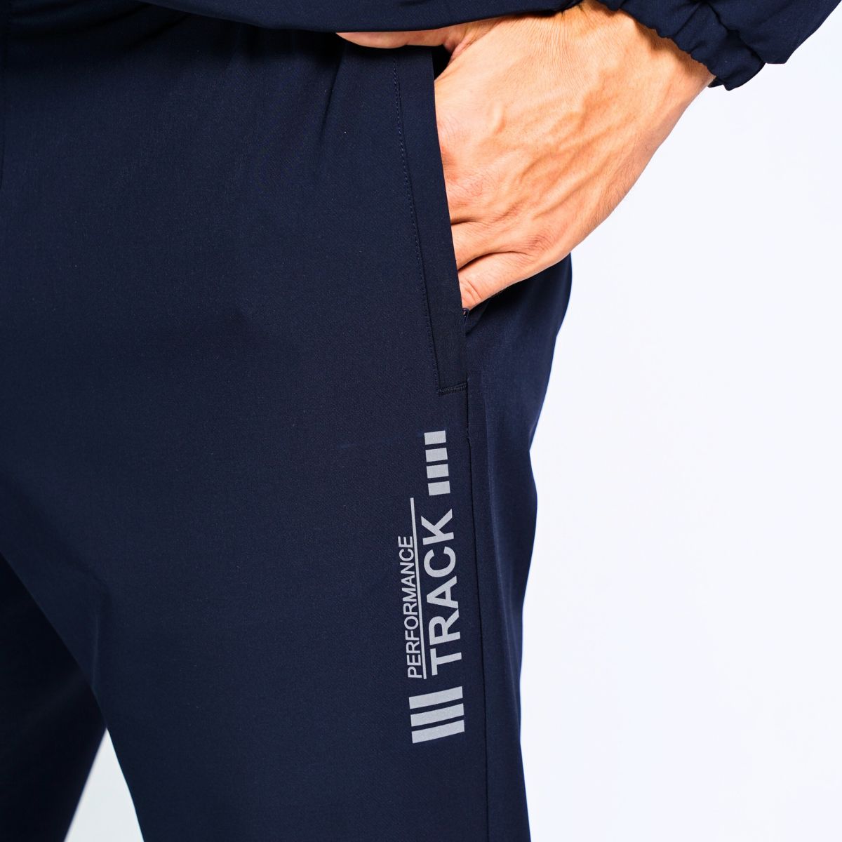 BỘ THỂ THAO NAM NOVELTY REGULAR FIT ÁO CỔ TRỤ MÀU XANH ĐEN NBTMMDMPSR250575B