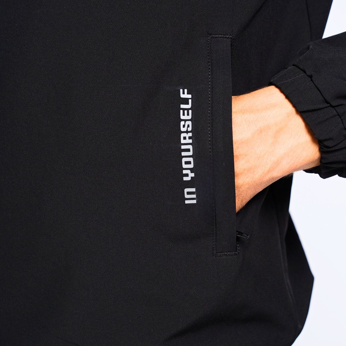 BỘ THỂ THAO NAM NOVELTY REGULAR FIT ÁO CÓ NÓN MÀU ĐEN NBTMMDMPSR250571B